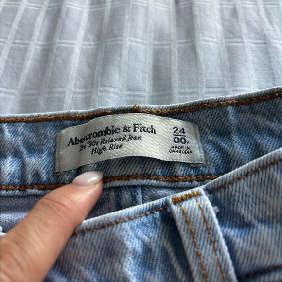 Abercrombie & Fitch Denim - Abercrombie The 90’s Relaxed High Rise Jean